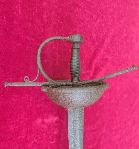 A very well worn & rusted Spanish Cup-Hilt Rapier circa 1600. Ref 3497