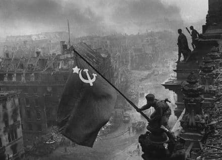 Soldiers Raising the Flag on the Reichstag. Berlin, Germany 1945. Historical Print.  (00330)