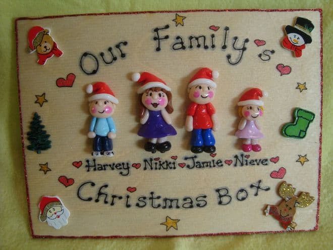 4 CHARACTER LARGE Christmas Themed FAMILY SIGN 8x6 inches PLAQUE PEOPLE PETS ANY PHRASING UNIQUE GIFT