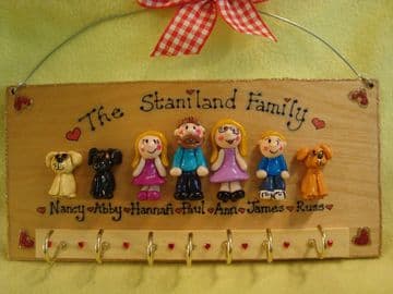 7 CHARACTER LARGE FAMILY SIGN PLAQUE KEY HOLDER PEOPLE PETS CAT DOG BIRD ANY PHRASING UNIQUE GIFT (1)