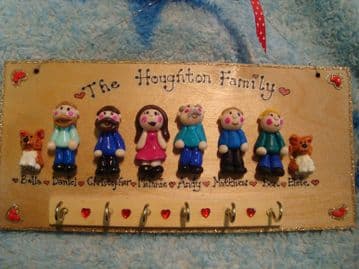 8 CHARACTER LARGE FAMILY SIGN PLAQUE KEY HOLDER PEOPLE PETS CAT DOG BIRD ANY PHRASING UNIQUE GIFT